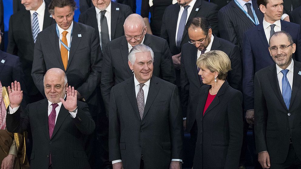 Iraks premiärminister Haider al-Abadi, USA:s utrikesminister Rex Tillerson and Australiens utrikesminister Julie Bishop poserar vid det globala mötet för att bekämpa IS som ägde rum i Washington i går onsdag.