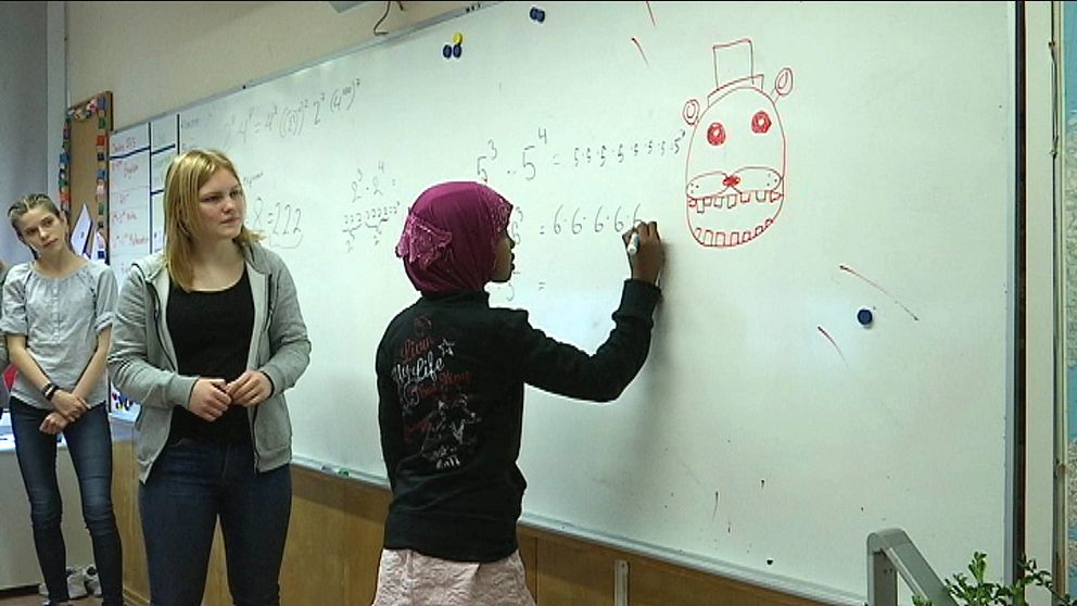 Elever lär ut matematik till andra elever.