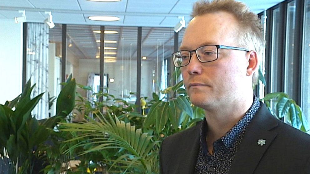 Ulf Erlandsson (SD), kommunalråd, avgår på uppmaning av partiledningen.