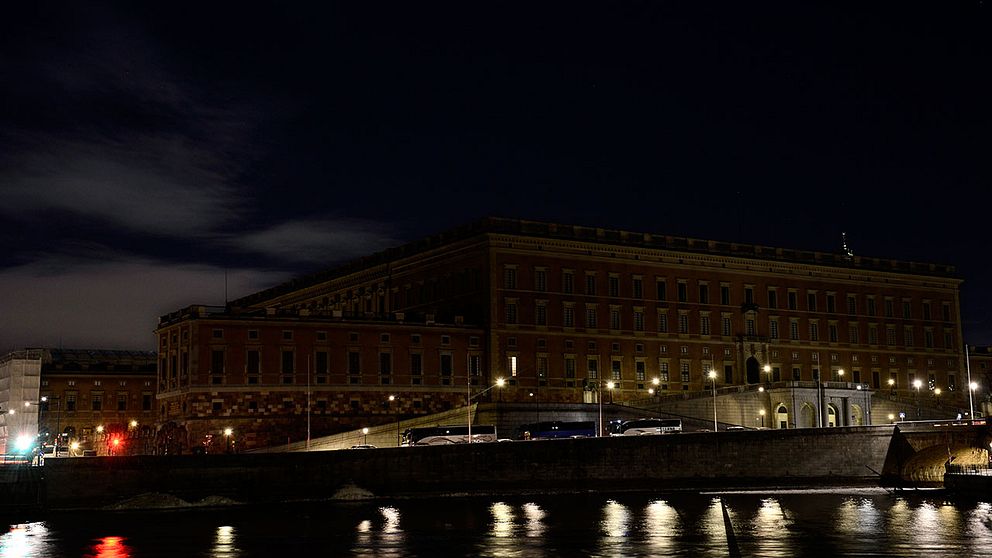 Kungen släcker på flera av sina slott, som tidigare år. Här Earth hour på slottet i Stockholm 2013.