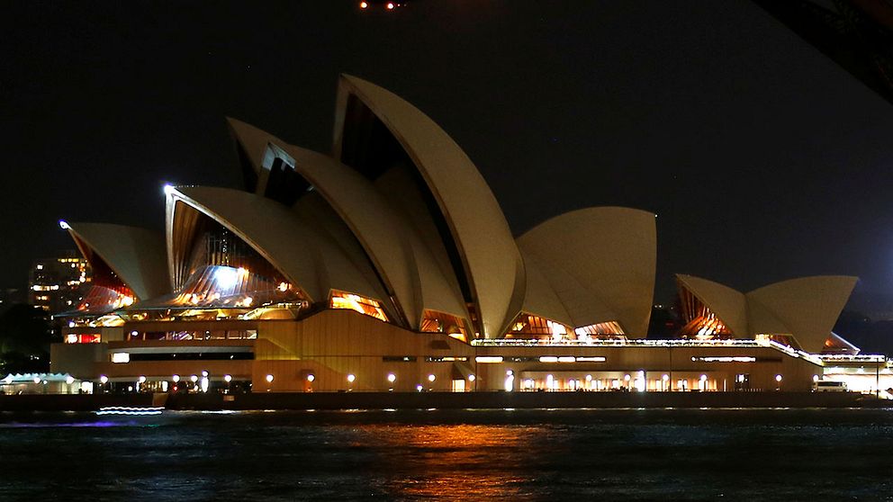 Sydneys operahus släckte också ned.