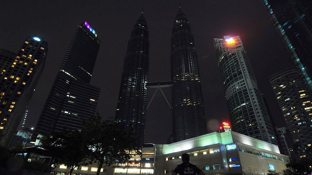 Mörkt i Malaysias kända tvillingtorn Petronas Twin Towers.