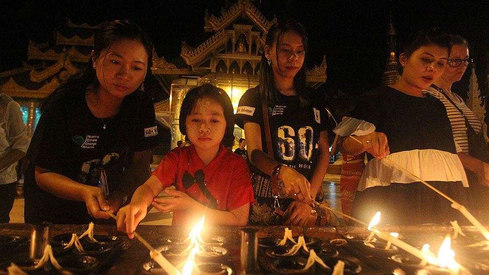 Tänder oljelampor i Myanmars kända Shwedagon-pagoda.