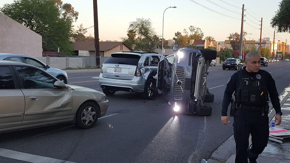 Ubers självkörande Volvo voltade och hamnade på sidan i en krasch i Arizona.