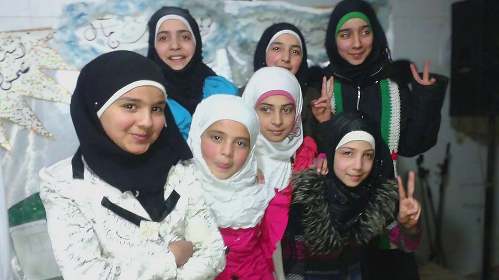 Flickorna i en skola i Aleppo stod och väntade på sina föräldrar inför öppnandet av en utställning med teckningar. Då träffades skolan av en bomb.