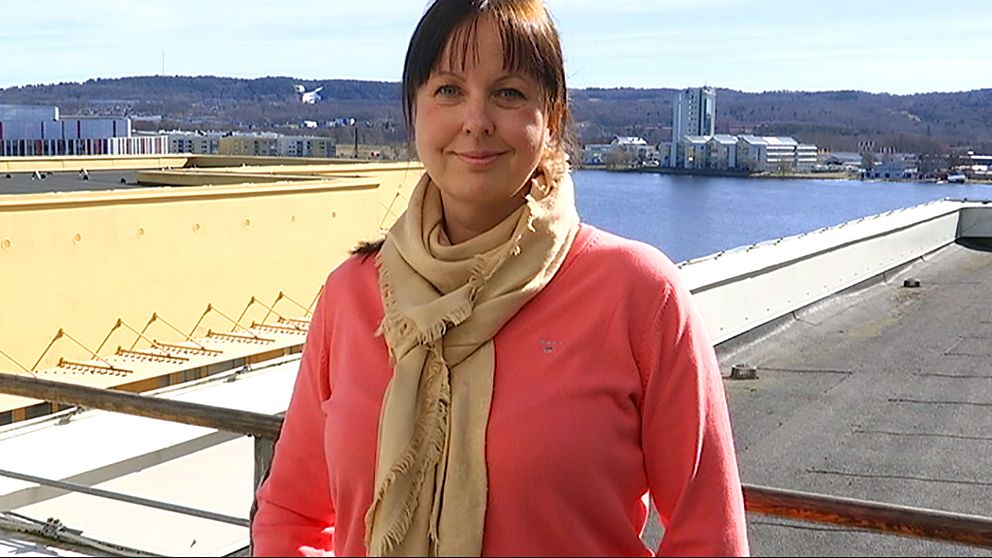 Kvinna på balkong med Munksjön i Jönköping i bakgrunden.