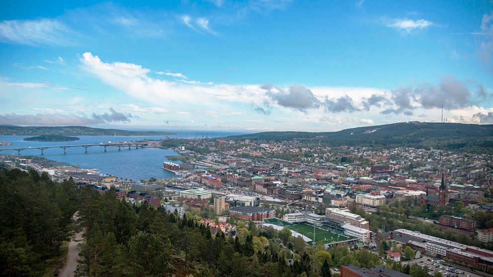 Vy över Sundsvalls stad från Norra berget. Alnön och E4-bron syns längt bort i bilden, även Södra berget.