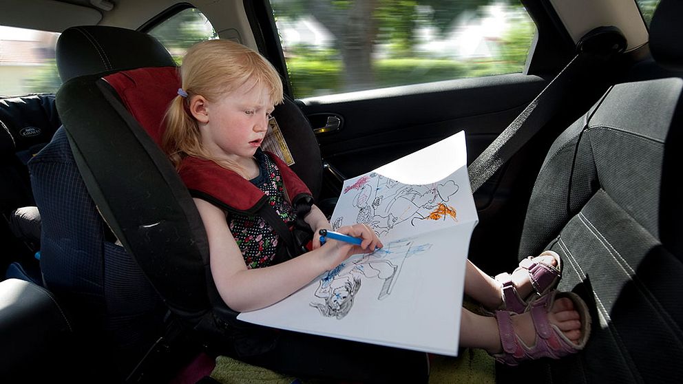 Aktiviteter för barn under långa bilresor bilbarnstol