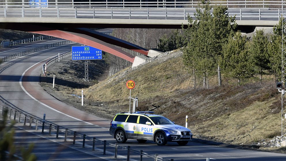 Polisbil över norrgående körfält till Högakustenbron.