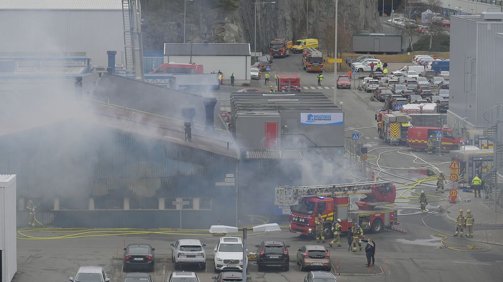 En stor brand rasar på Volvo Cars i Torslanda under tisdagsförmiddagen.