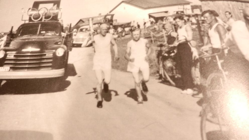 Kesällä 1952 Veli Möttönen oli 16-vuotiaana mukana kuljettamassa olympiatulta kohti Helsinkiä.  Kaveri kantoi soihtua ja Veli oli vieressä juokseva varamies.