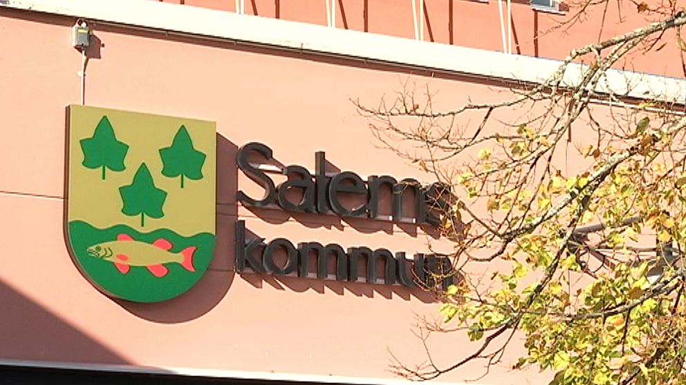 En förvaltningschef i Salems kommun har köpt in tjänster från ett företag där hon är verksam.