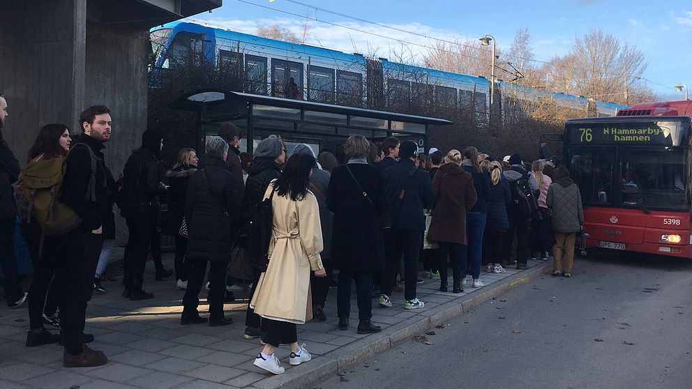 Folk köar till SL-buss