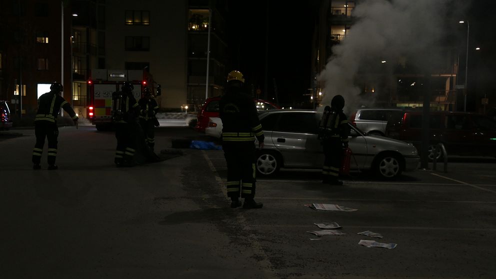Natten till tisdagen skedde stenkastning i samband med en bildbrand i Gottsunda centrum.