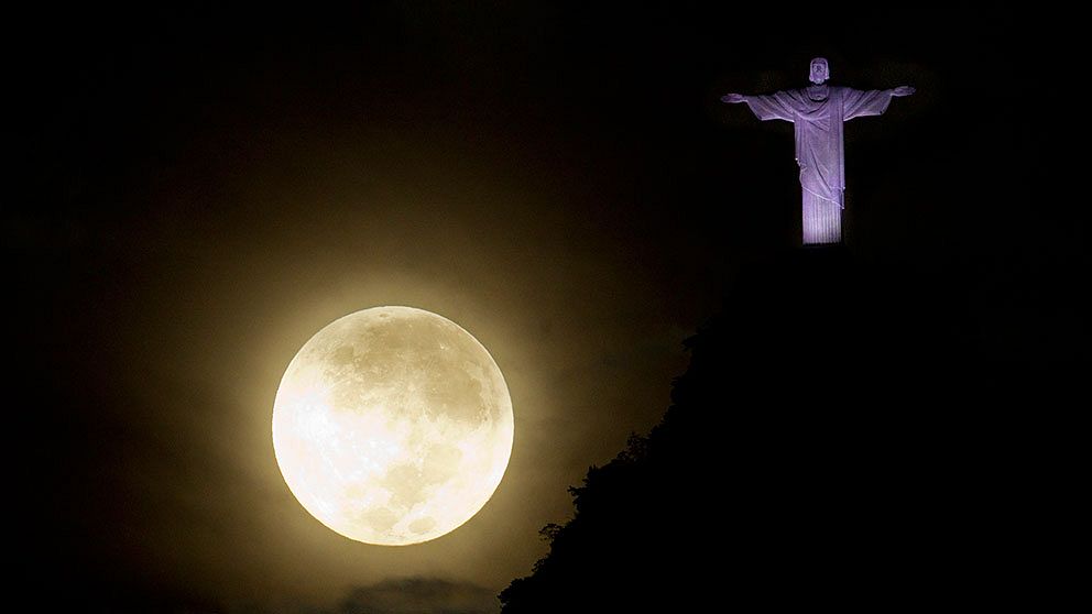 Över Jesusstatyn i Rio de Janeiro.