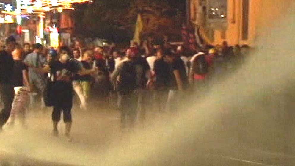 Vattenkanoner sattes in mot demonstranter i Ankara