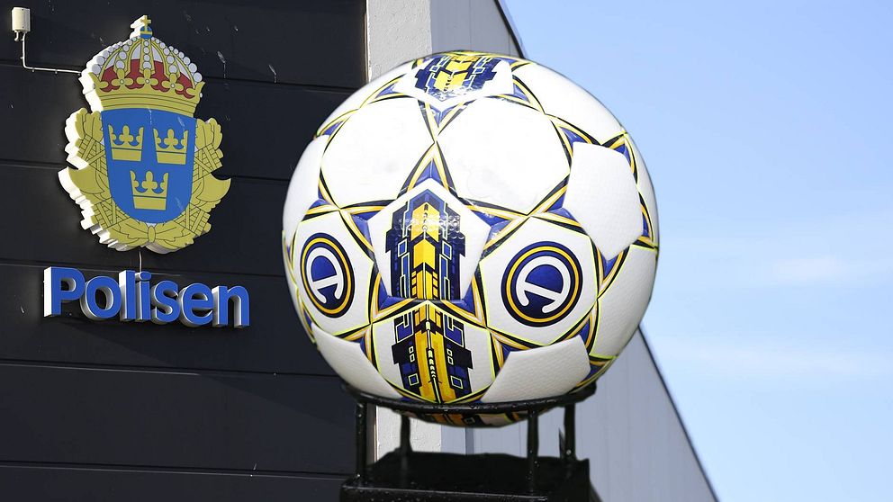 Montage av en fotboll och polisens emblem.
