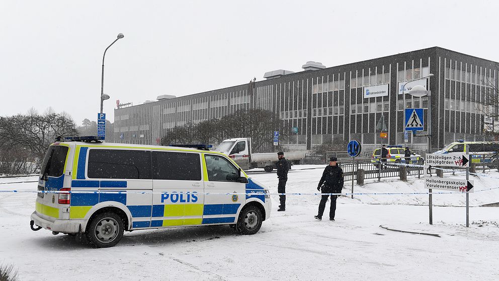 Bild från brottsplatsen i Hallonbergen. Polisbil och två poliser syns på bilden.