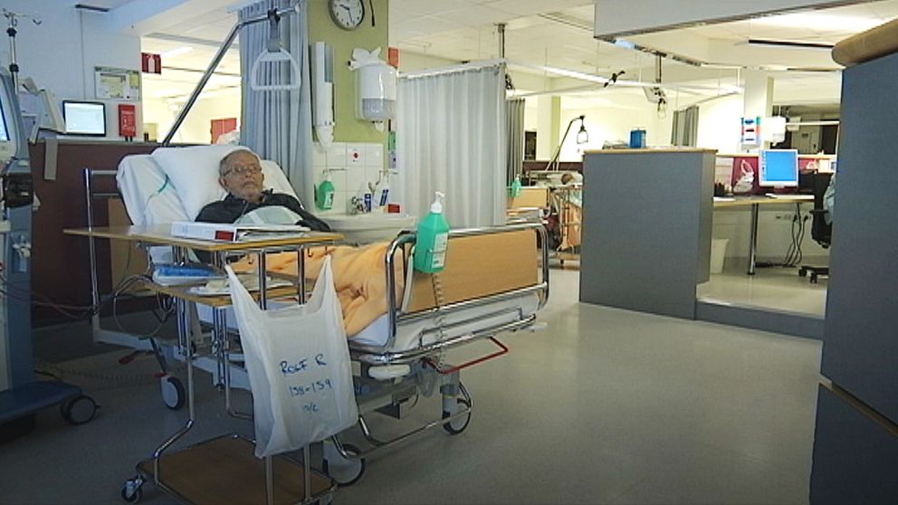 äldre man i sjukhussäng på avdelning