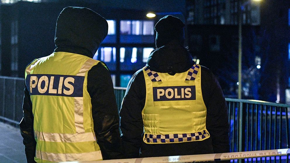 Polis på plats i Rosengård.