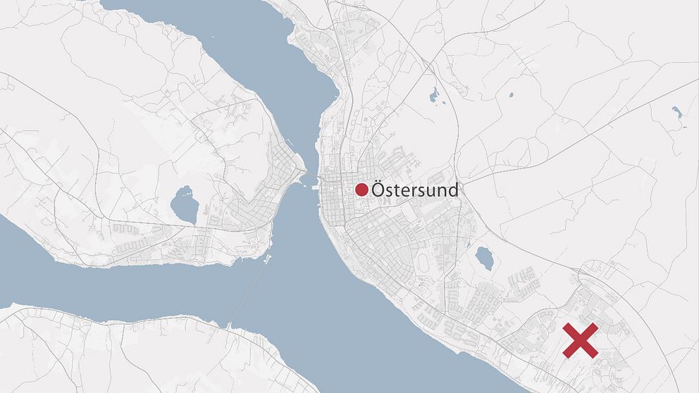 En karta över delar av Östersund där platsen för insatsen är markerad med ett rött kryss.
