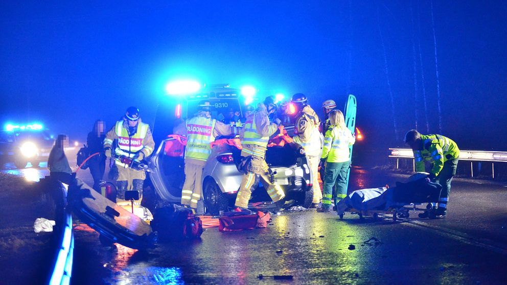 Ett större räddningspådrag vid olycksplatsen utanför Norrköping, natten mot fredag.