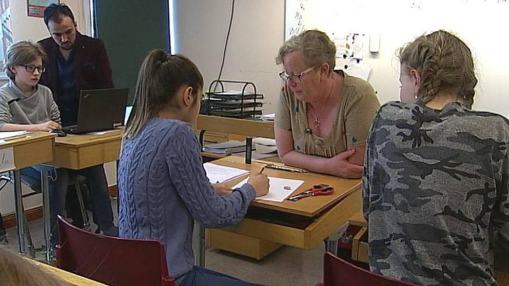 Läraren Ulrika Olsson undervisar nyanlända barn på Nordingrå skola.