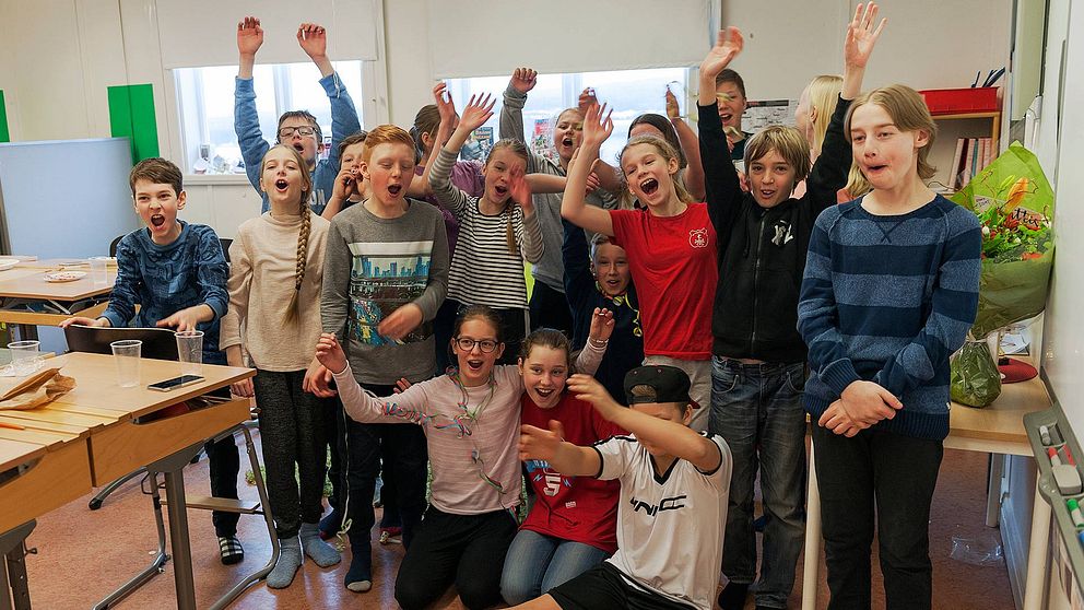 Femteklassarna på Ankarviks skola togs emot med tårta och hyllningssånger efter vinsten i ”Vi i femman”.