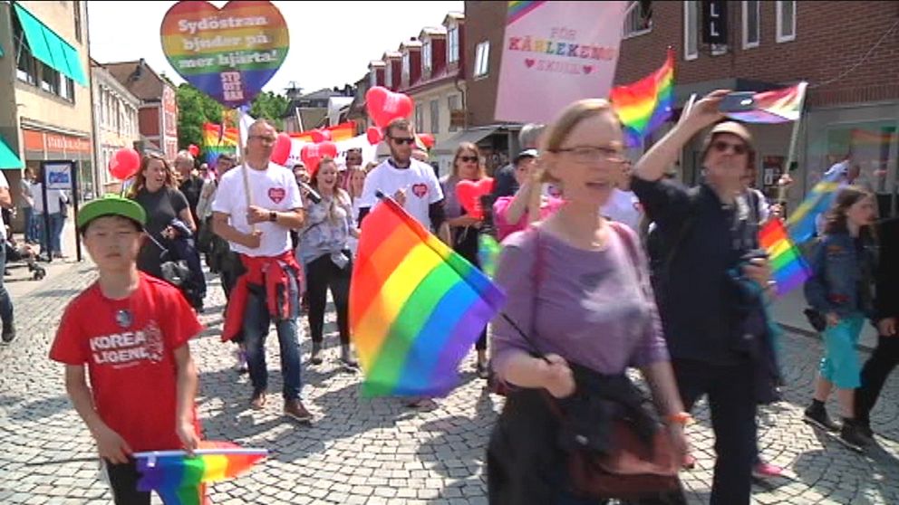 På årets prideparad i Karlskrona har fått mer stöd av kommunen och sponsorer.