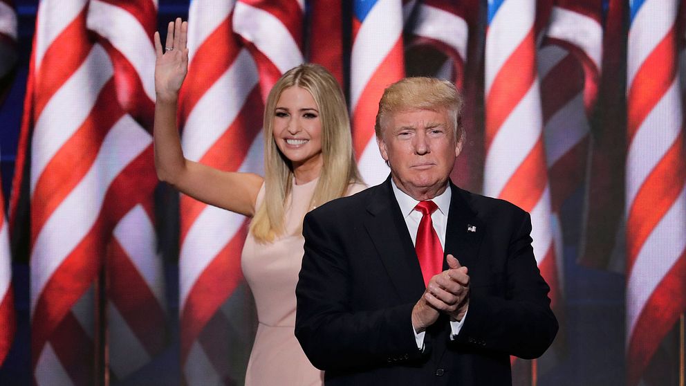 Ivanka och Donald Trump – Ivanka vinkar till publiken