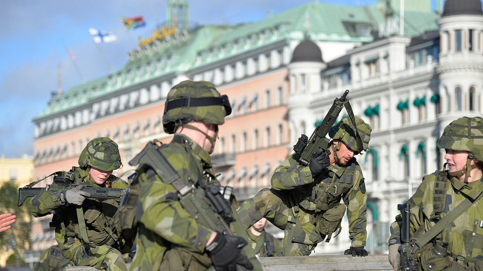 Militärövning i stadsmiljö.