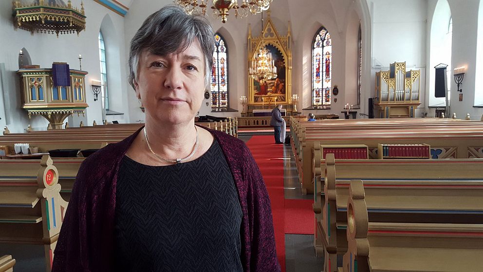 Prästen Katarina Hellgren är på plats i kyrkan i Kinna för att stötta, prata, eller bara ge en kram.