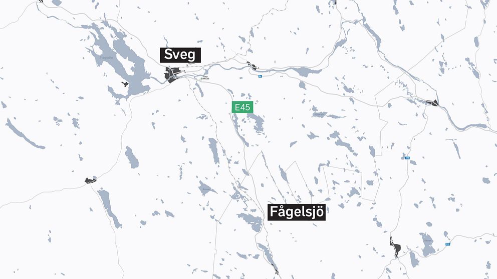 Vägsträckan ligger i Jämtlands län nära gränsen till Gävleborgs län. Det är en relativt rak vägsträcka, på platt mark nära sjön Siksjön, med skog på båda sidor av vägen. Karta