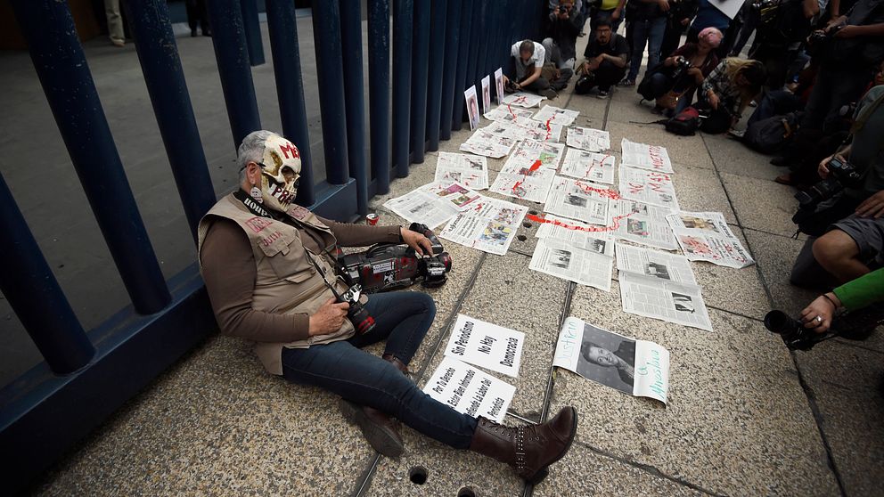 Journalister demonstrerar i Mexiko den 25 mars, två dagar efter att journalisten Miroslava Breach mördats utanför sitt hem.