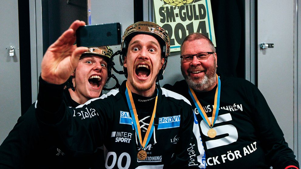 Sandvikenspelarna Erik Pettersson och Erik Säfström och materialaren Mats Mossberg tar en selfie i omklädningsrummet efter segern i SM-finalen i bandy 2014 mellan Sandvikens AIK/BK och Västerås SK/BK på Friends Arena i Solna.