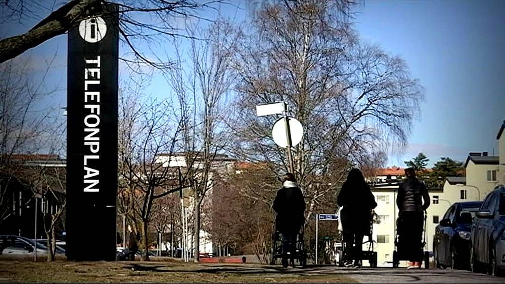 Tre mammor promenerar vid Telefonplan