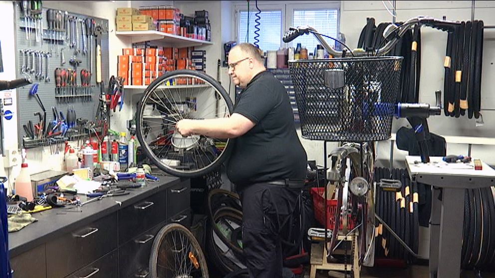 Magnus Ahnberg lagar en punktering