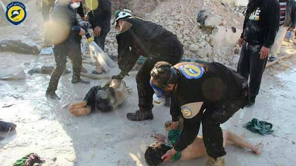 Bilder från organisationen ”Vita hjälmarna” uppges visa attacken i Idlibprovinsen.