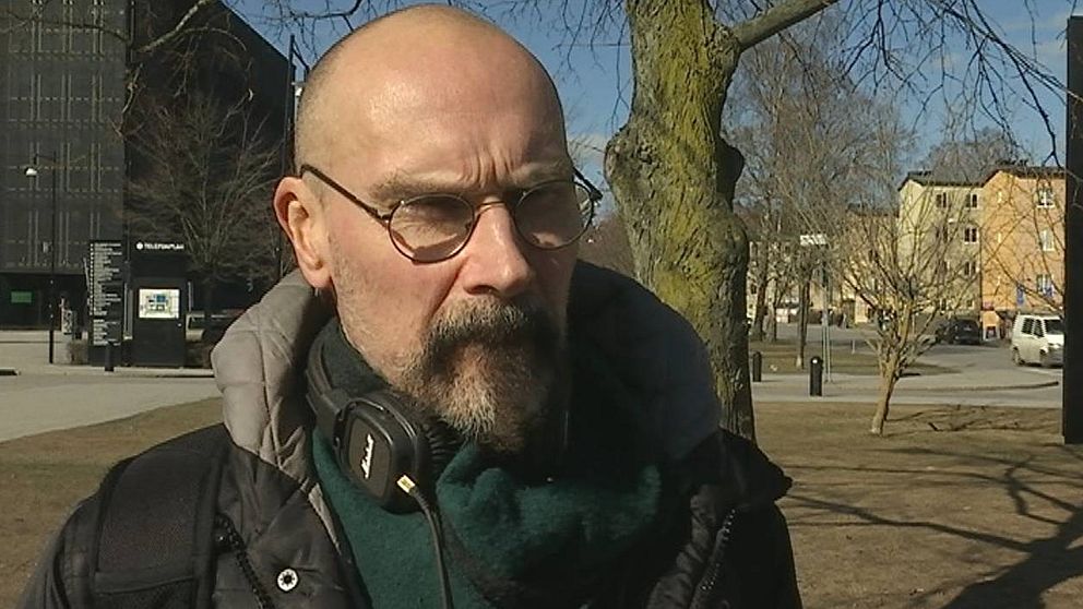 Man på trottar blir intervjuad.