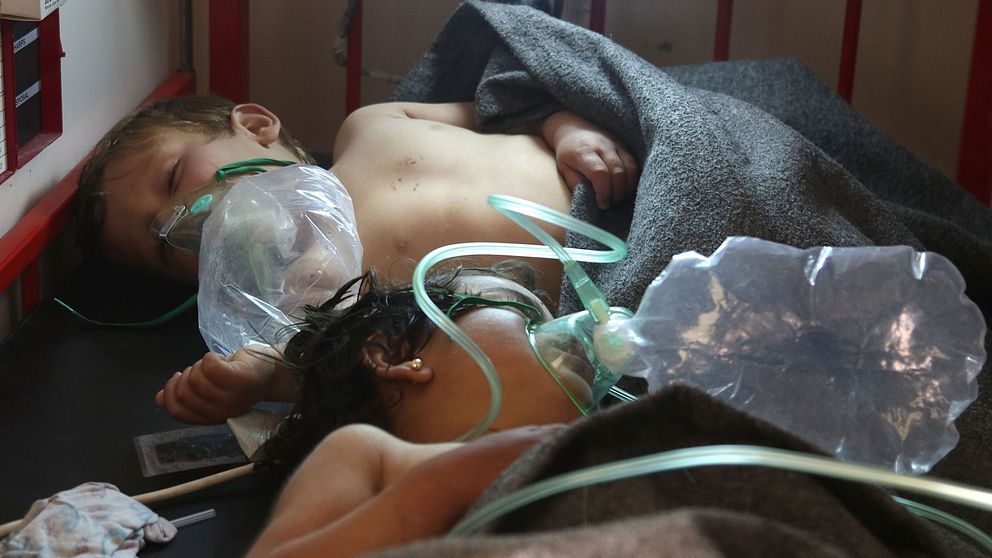 Barn får behandling efter en misstänkt giftgasattack i Khan Sheikhun i Idlibprovinsen.