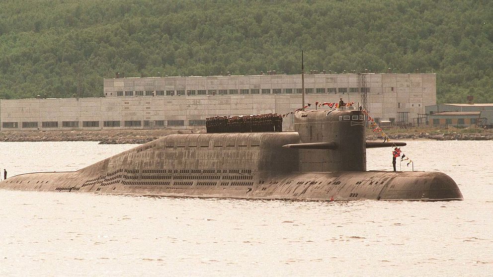 En atomubåt av typen Delta 3-klass glider in i hamnen i Murmansk. Den är bestyckad med 16 atomraketer.