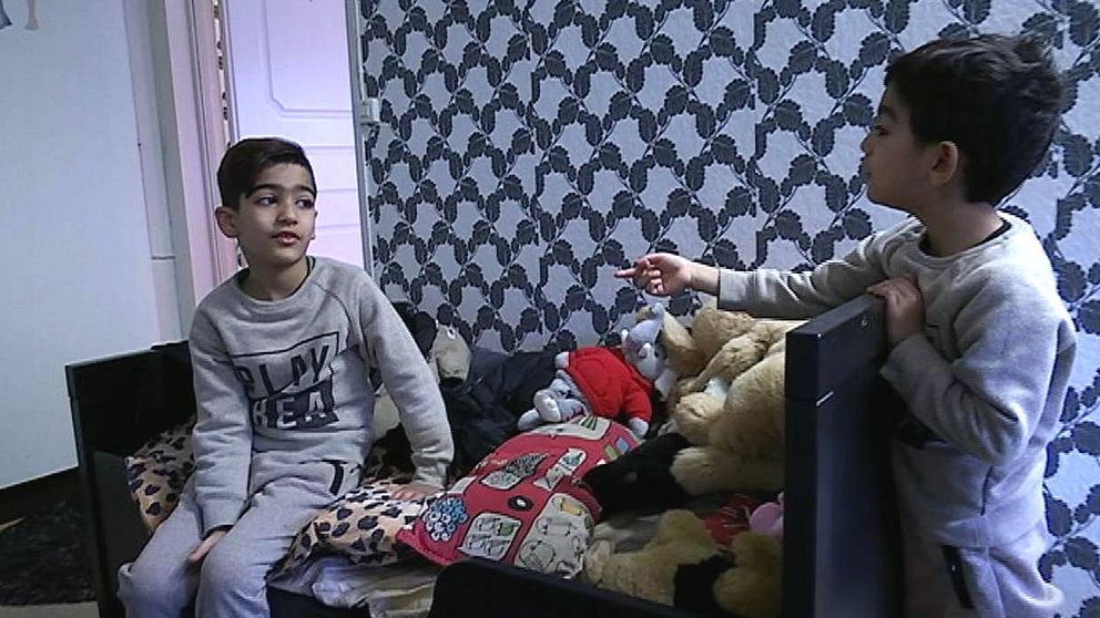 De två bröderna Khaled och Ahmed, sex och fyra år gamla, bor med sina föräldrar i en tvåa i Hammarkullen.