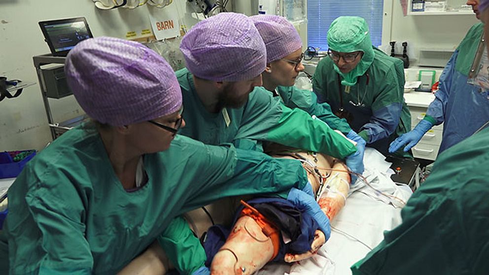 Personalen på Sahlgrenska sjukhuset övar för att snabbt kunna ta hand om en skottskadad person