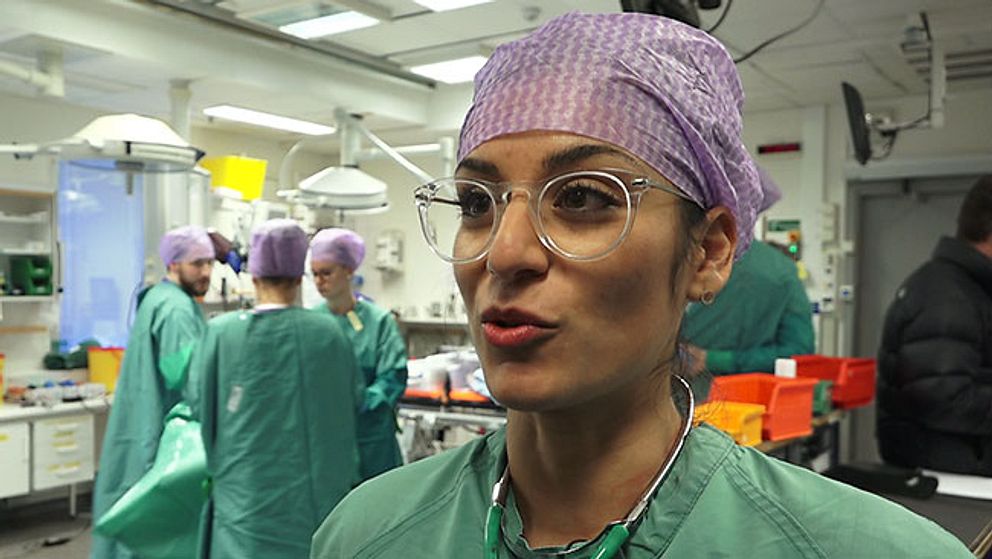 Kirurgen Anahita Azirnian leder arbetet vid övningen