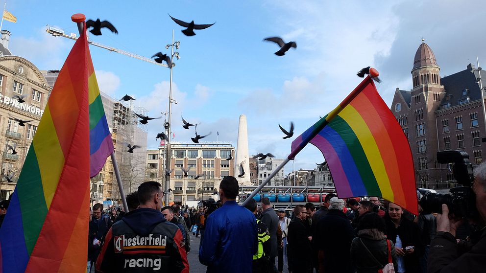 På onsdagen gick en fredlig marsch genom Amsterdam i solidartet med det homosexuella paret som misshandlades.