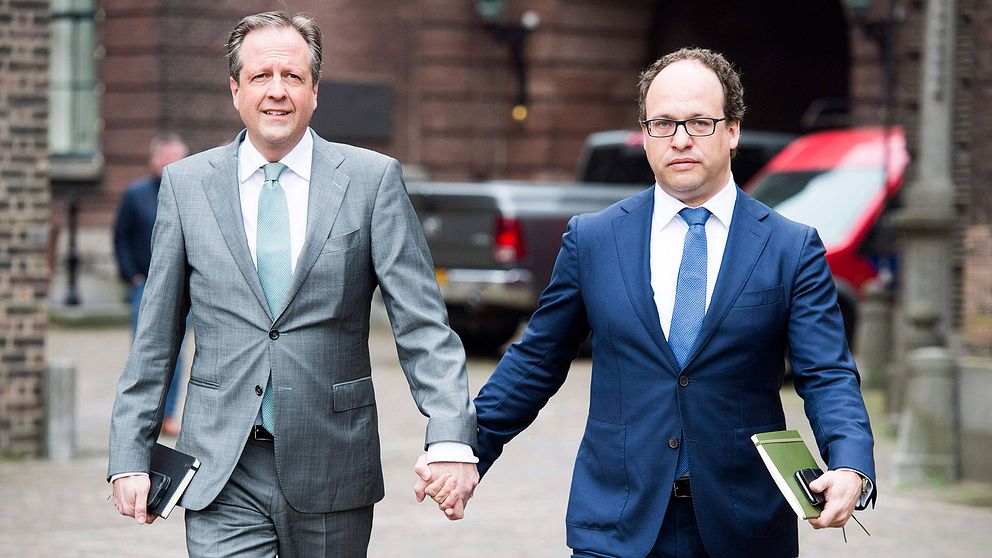 Alexander Pechtold och Wouter Kolmees, partiledare och toppolitiker i det nederländska partiet Democrats 66 går hand i hand i solidaritet.