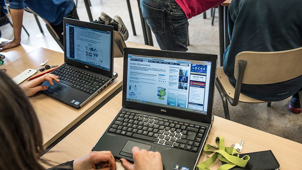 Elever sitter vid sina bärbara datorer