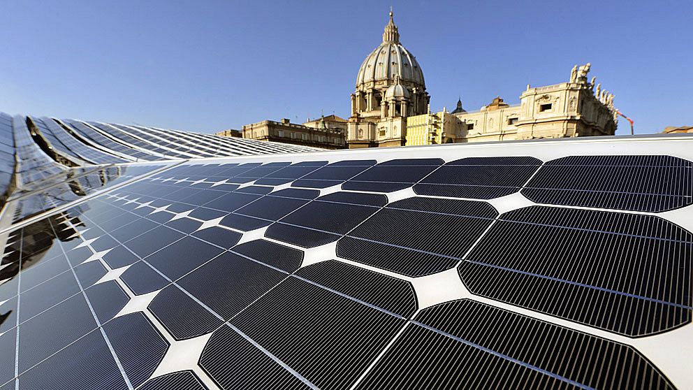 Solpaneler på taket till en byggnad i Vatikanstaten i Italien.