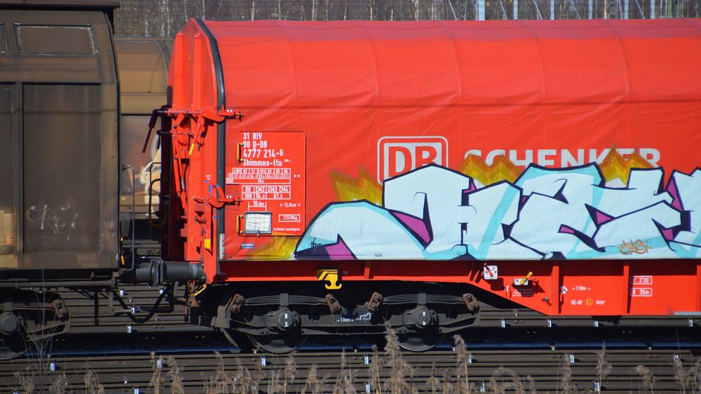 Röd tågvagn från DB.
