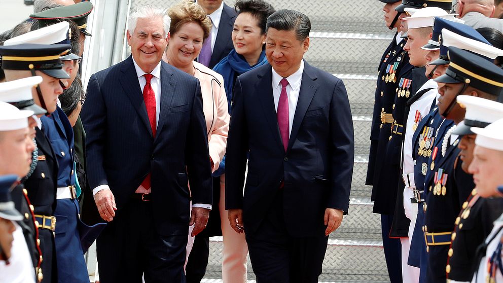 USA:s utrikesminister Rex Tillerson bredvid Kinas president Xi Jinping vid ankomsten i Palm Beach, Florida.